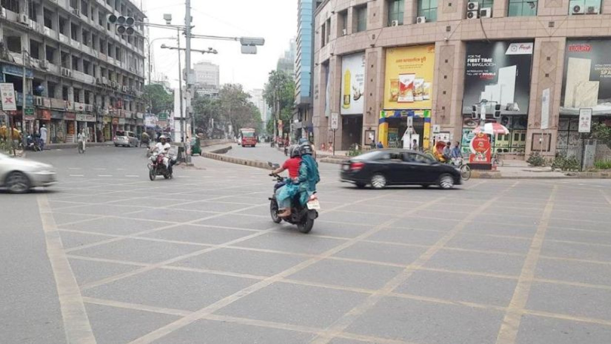 ব্যস্ত শহরের রূপ বদলে ফাঁকা হতে শুরু করছে