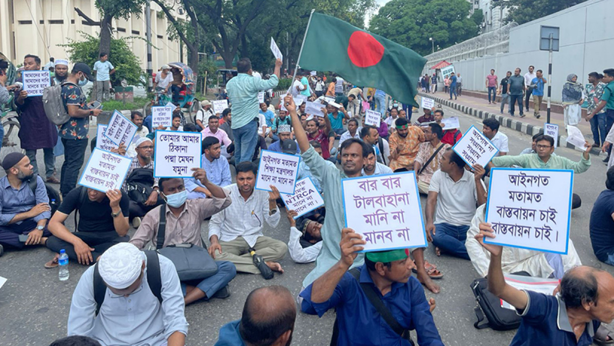 সচিবালয়ের সামনে ১৭তম নিবন্ধনধারীদের অবস্থান
