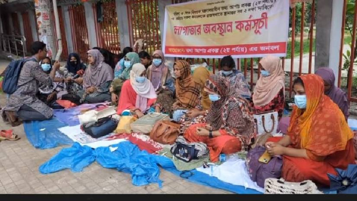 ঈদের দিনেও সড়কে অবস্থান  ‘তথ্য আপা’ প্রকল্পের কর্মীদের