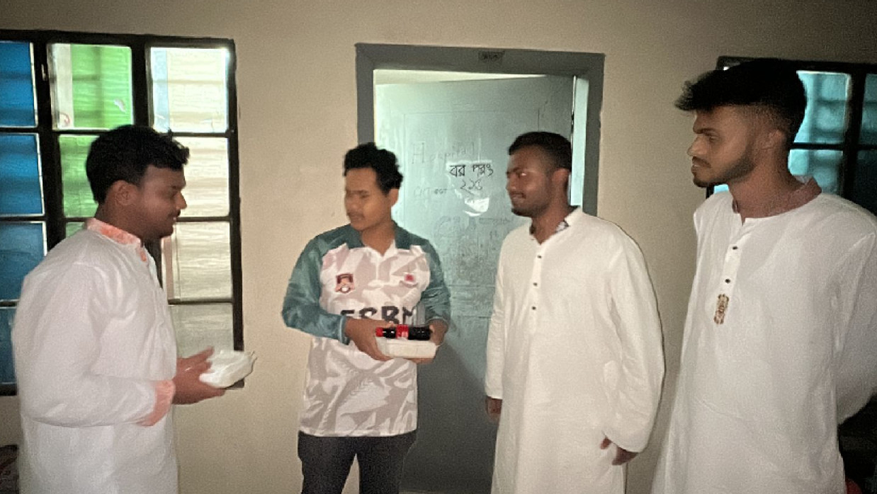 ঈদে আবাসিক হলে খাবার পৌঁছে দিয়েছে ছাত্রদল