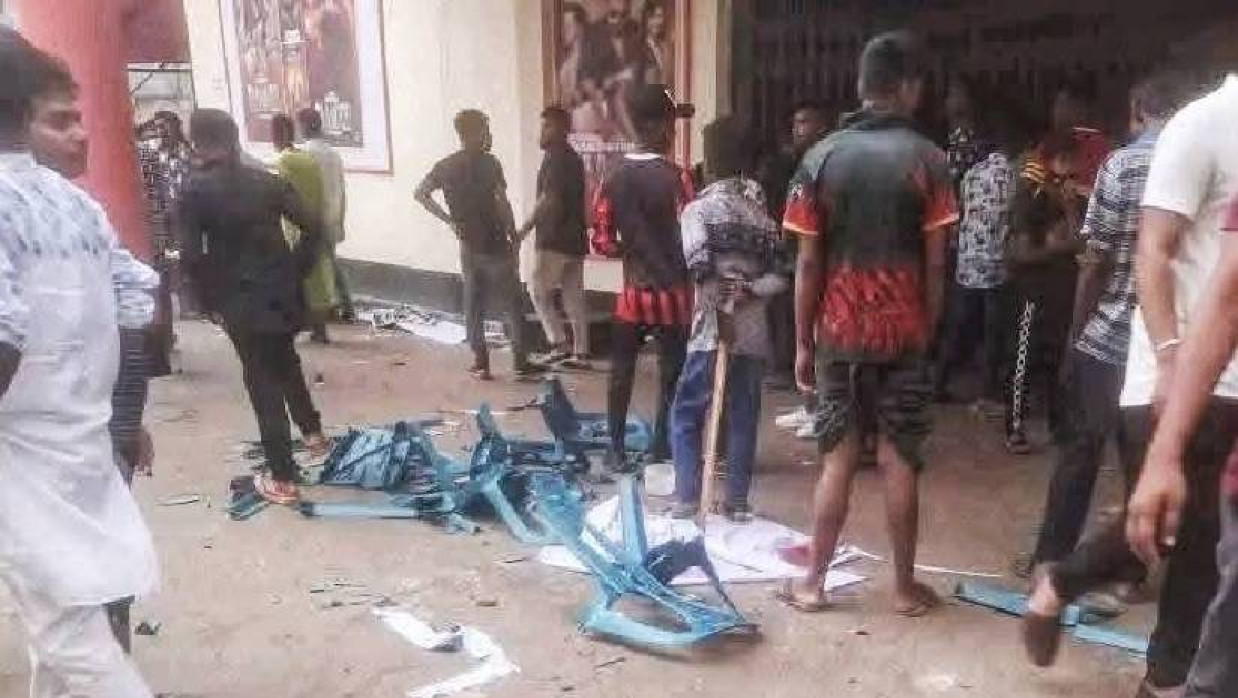 ময়মনসিংহে ছায়াবাণী সিনেমা হলে ভাঙচুর