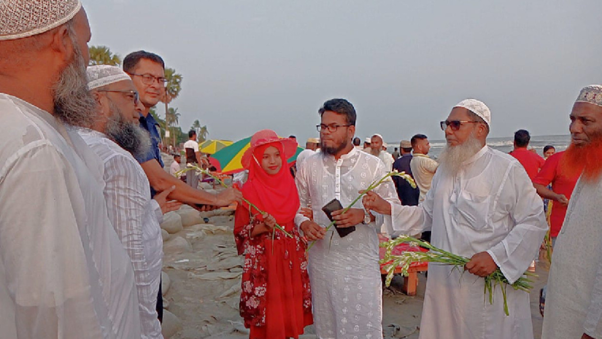 কুয়াকাটায় পর্যটকদের ফুল দিয়ে বরণ করলেন বিএনপি নেতাকর্মীরা