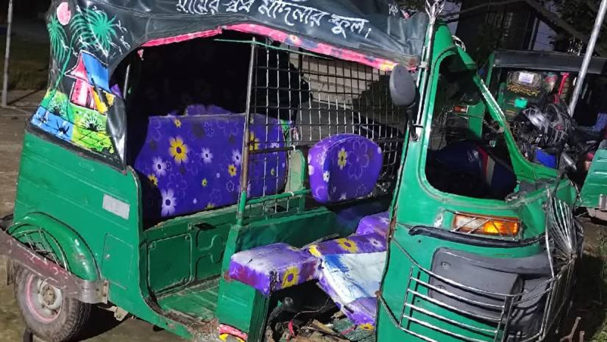 চলন্ত অবস্থায় অটোরিকশার চাকা খুলে নিহত ১