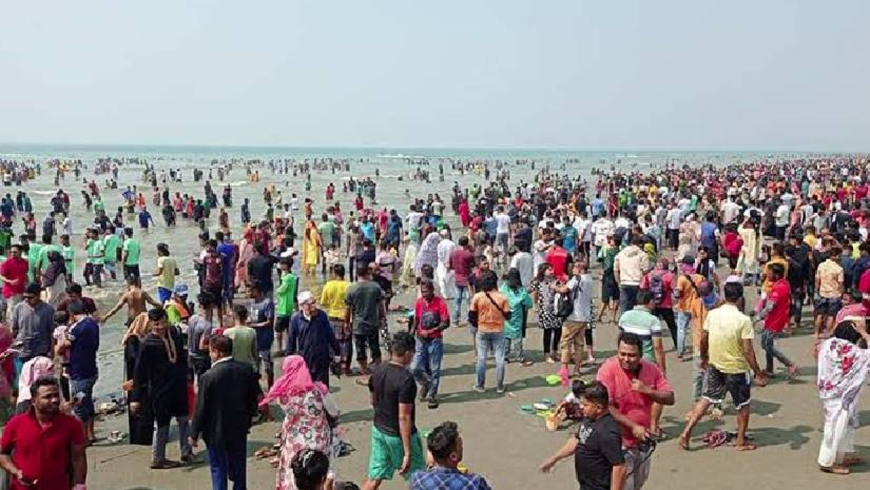 কক্সবাজারে পর্যটকদের ভীড়
