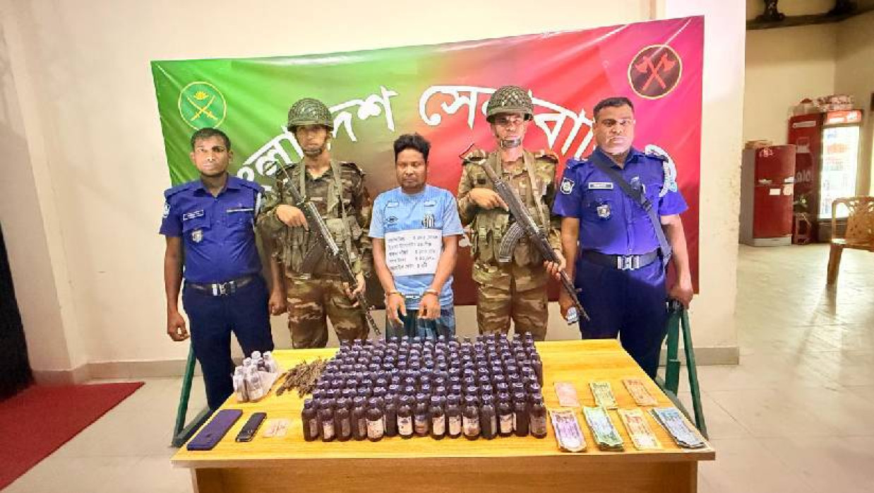 সেনাবাহিনীর অভিযানে মাদকসহ আটক ১