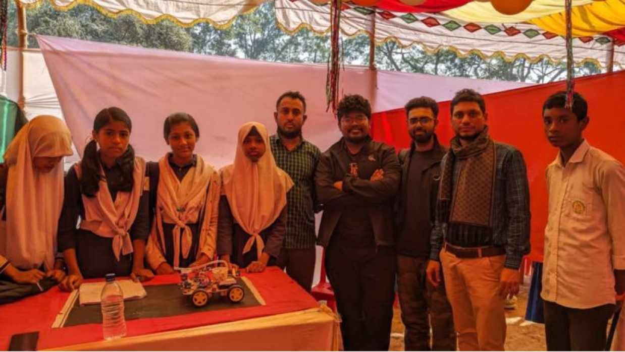 চুয়েটের দুই তরুণ পৌঁছে দিচ্ছেন রোবটিক্স সবার দোরগোড়ায়