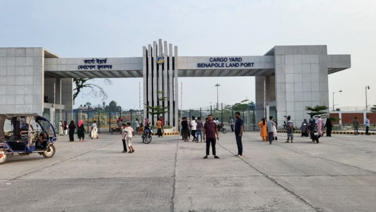 বেনাপোল সীমান্তের পৌর গেট এলাকায় মানুষের ভিড়