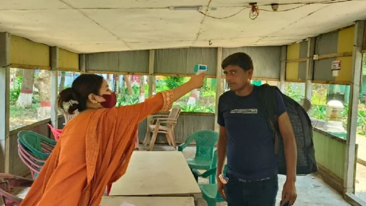 থার্মাল স্ক্যানারের মাধ্যমে শরীরের তাপমাত্রা যাচাই করা হচ্ছে
