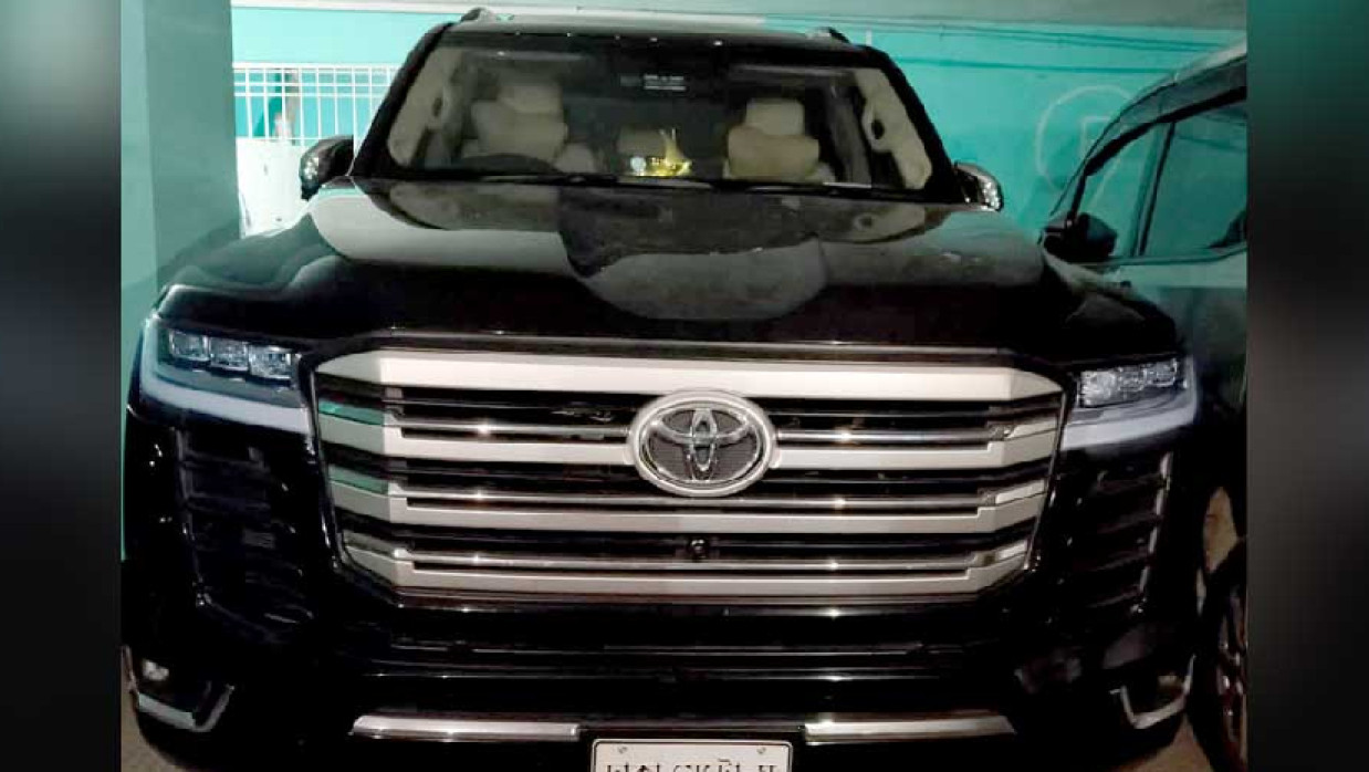 টয়োটা ল্যান্ড ক্রুজার প্রাডো ব্রান্ডের কালো রংয়ের গাড়ি