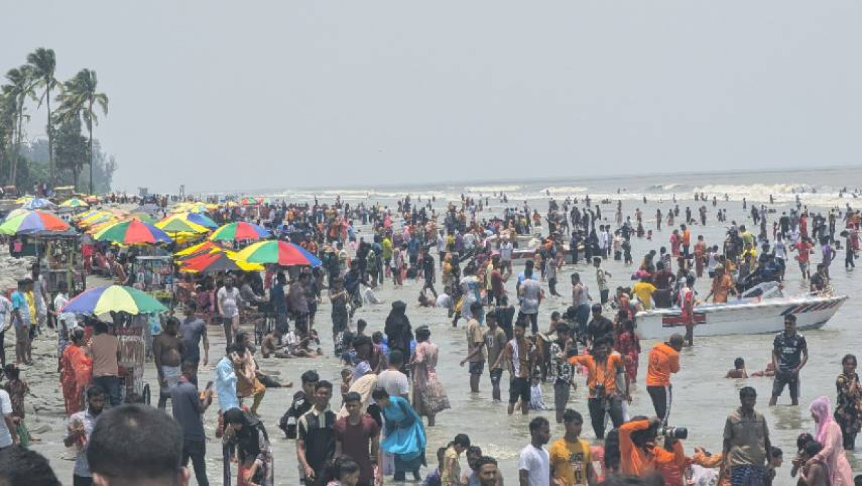 কুয়াকাটায় ঢেউয়ের উন্মাদনায় মেতেছে পর্যটকরা