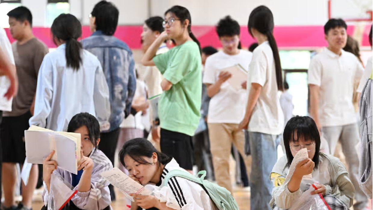 গাওকাও পরীক্ষার আগে শিক্ষার্থীরা জড়ো হচ্ছেন