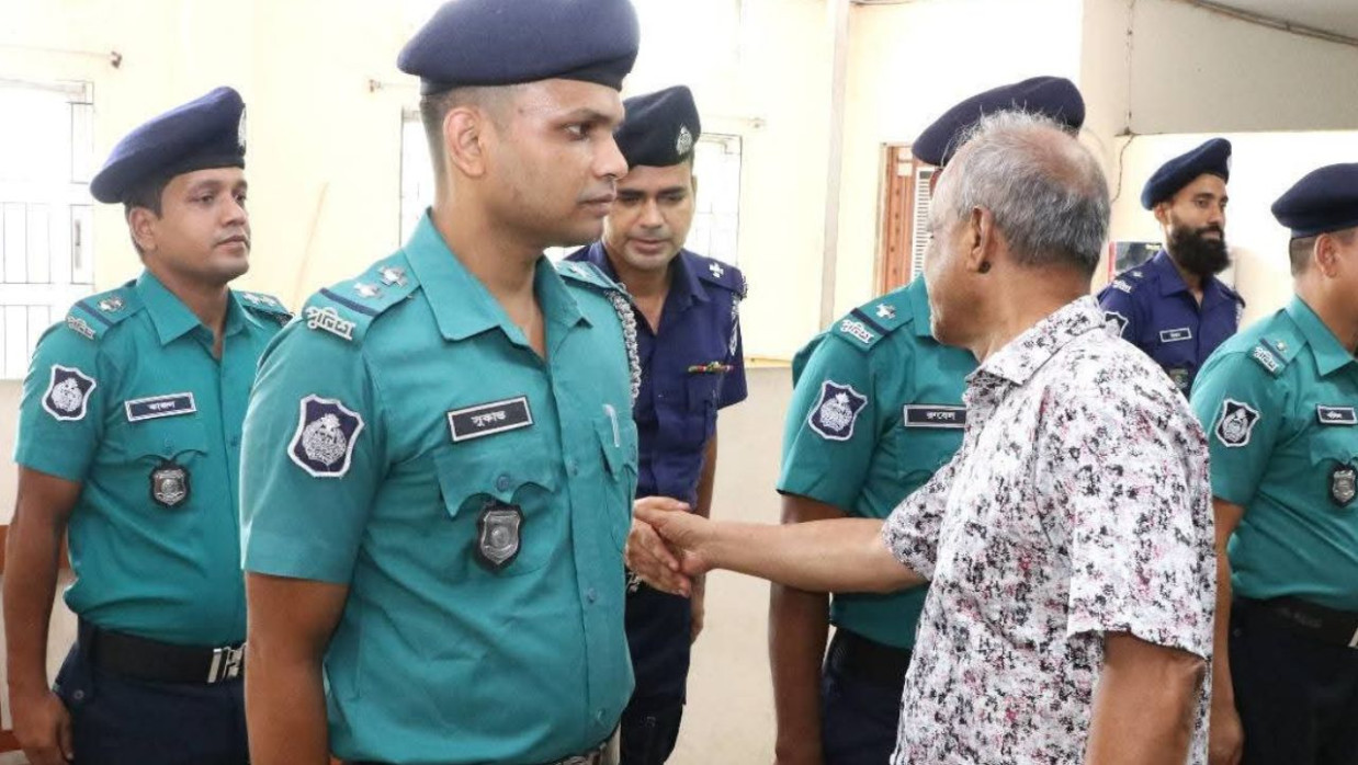 গাজীপুরে পুলিশের খোঁজখবর নিলেন স্বরাষ্ট্র উপদেষ্টা