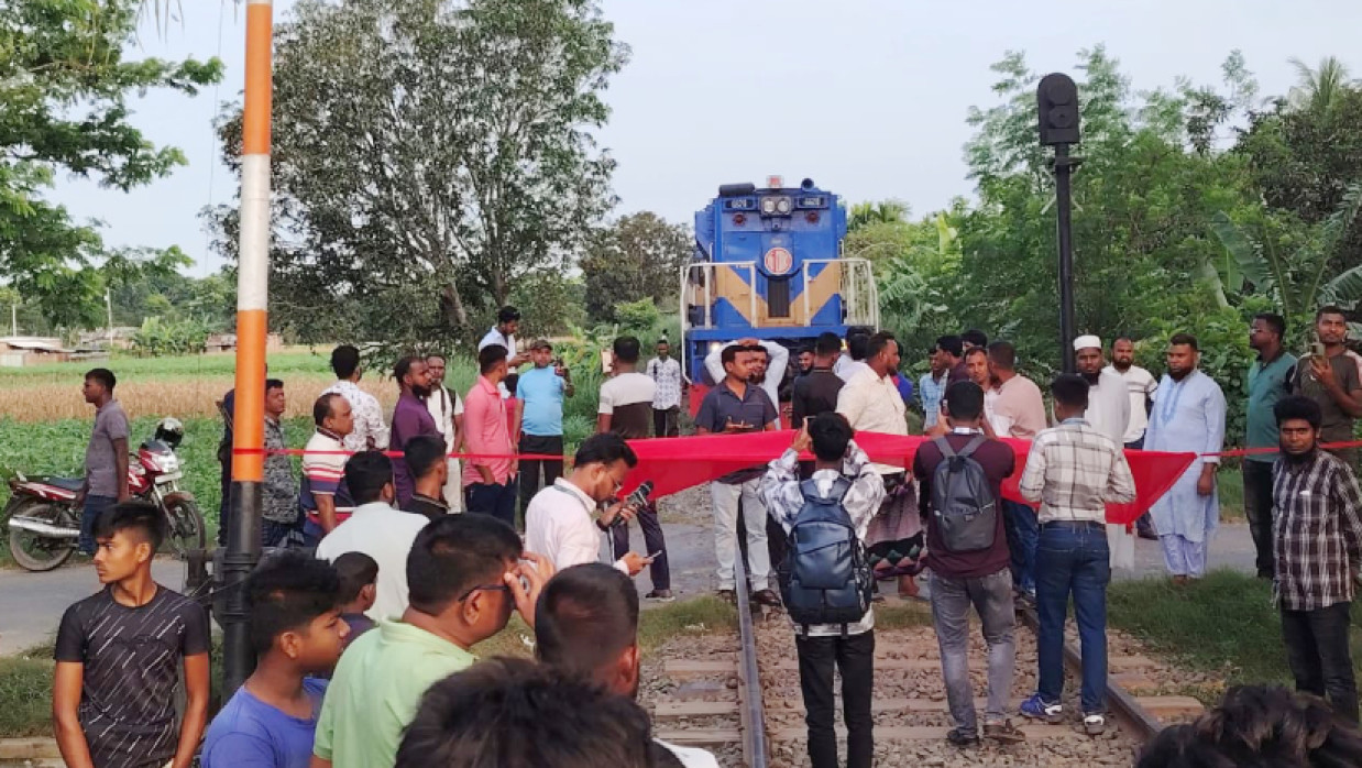 লাল নিশান দিয়ে রেললাইন অবরোধ করেন বিক্ষোভকারীরা