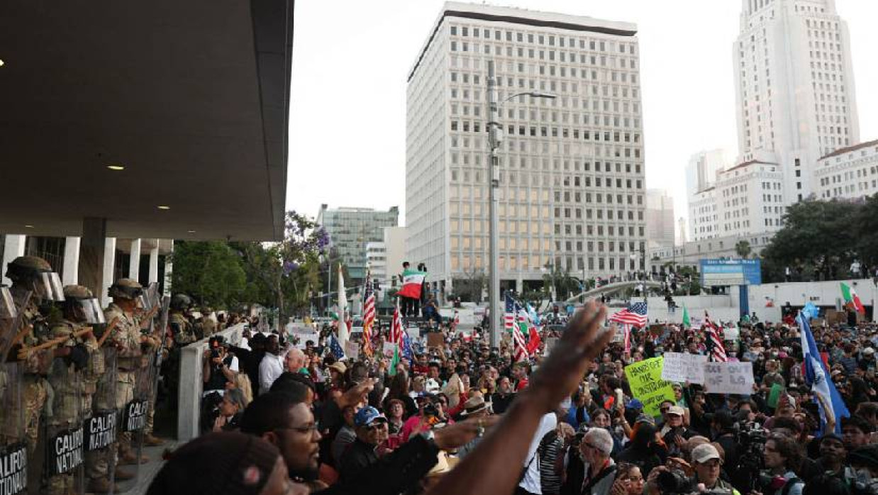 বিক্ষোভের মুখে উত্তপ্ত হয়ে উঠেছে লস অ্যাঞ্জেলেস