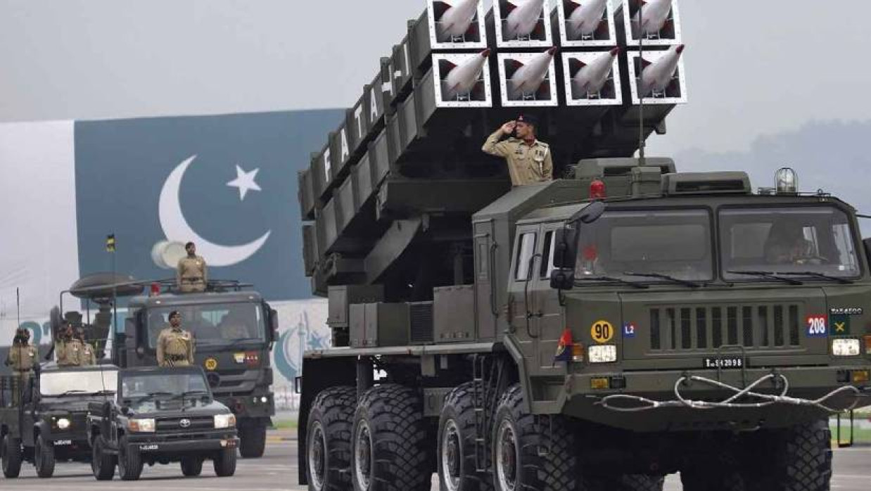 সামরিক মহড়ায় ক্ষেপণাস্ত্রের প্রদর্শন