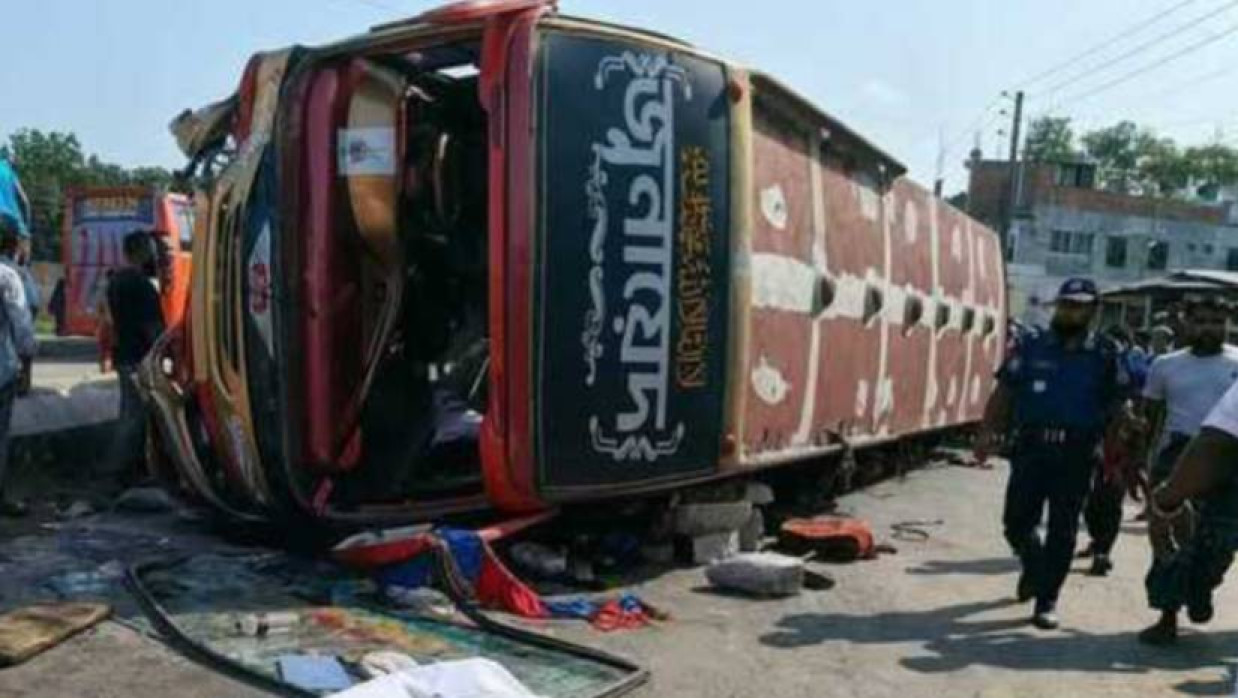 ময়মনসিংহে বাস নিয়ন্ত্রণ হারিয়ে সড়কের ডিভাইডারের ওপরে উঠে সড়কে উল্টে যায়