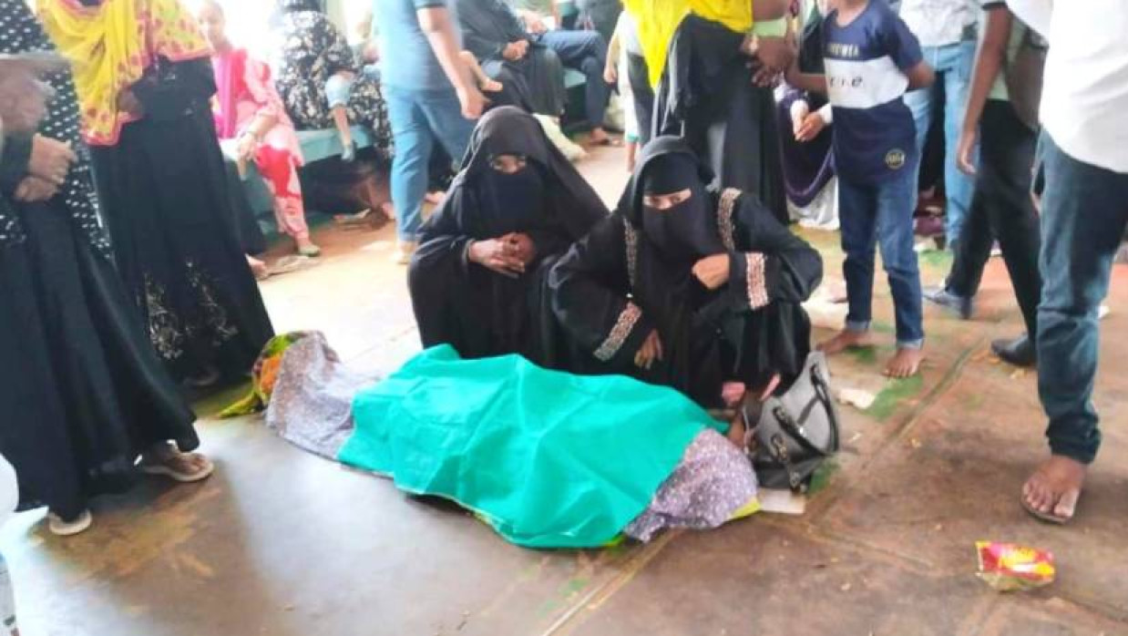 মারা যাওয়া নারীর মরদেহ কাপড় দিয়ে ঢেকে দেওয়া হয়েছে