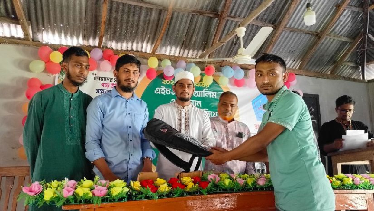 পরীক্ষার্থীদের মাঝে শিক্ষা উপকরণ বিতরণ