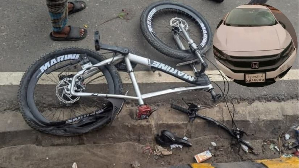 পড়ে আছে নিহত স্কুল ছাত্রের সাইকেল ও ইনসেটে প্রাইভেটকার