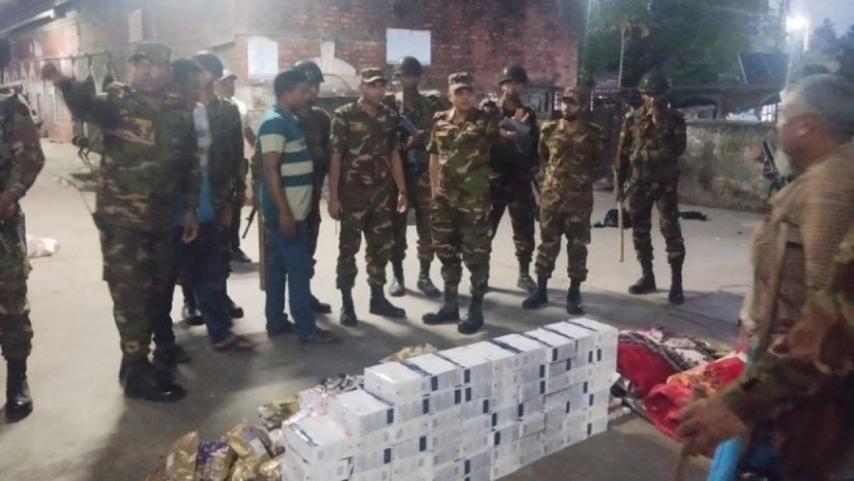 ভারতীয় চোরাই পণ্য জব্দ করেছে সেনাবাহিনী