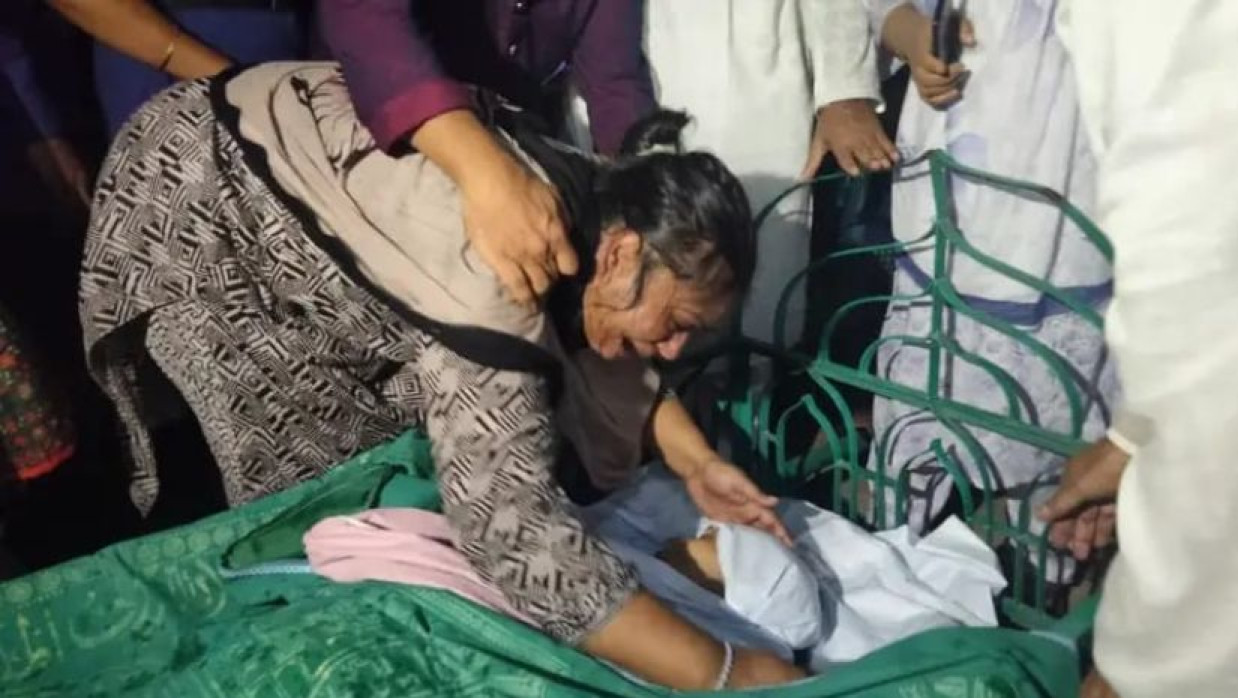 ফারজানা রুপা বুধবার সন্ধ্যায় প্যারোলে মুক্তি পেয়ে তার মাকে শেষ বিদায় জানান