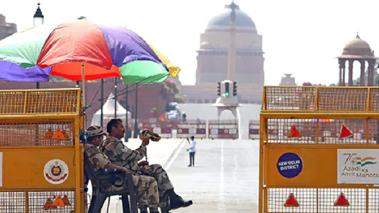 তীব্র গরমে  ছাতার নিচে নিরাপত্তাকর্মীরা