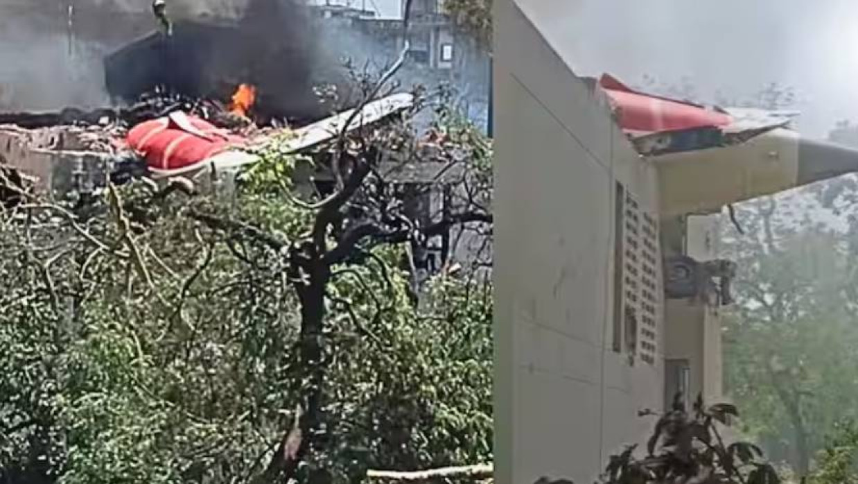 বিমানটি মেঘানীনগরের বিজে মেডিকেল কলেজের ইউজি হোস্টেলের মেসে বিধ্বস্ত হয়েছে