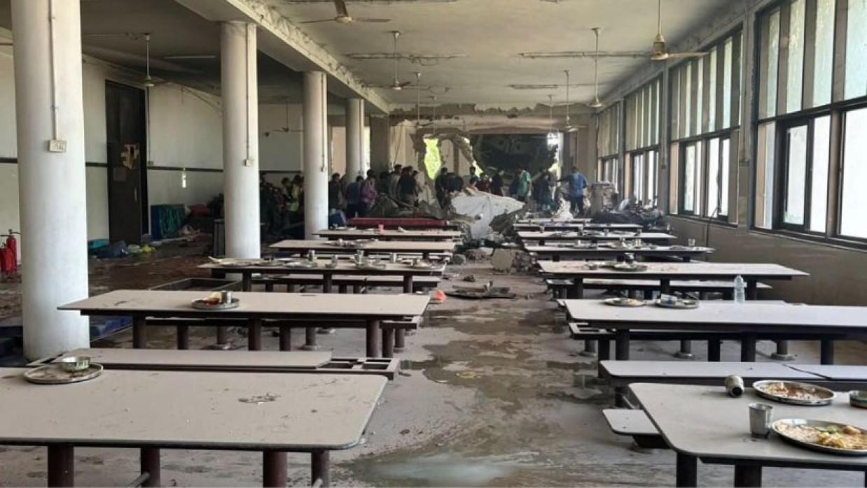 হোস্টেলে ছড়িয়ে থাকা খাবারের প্লেট