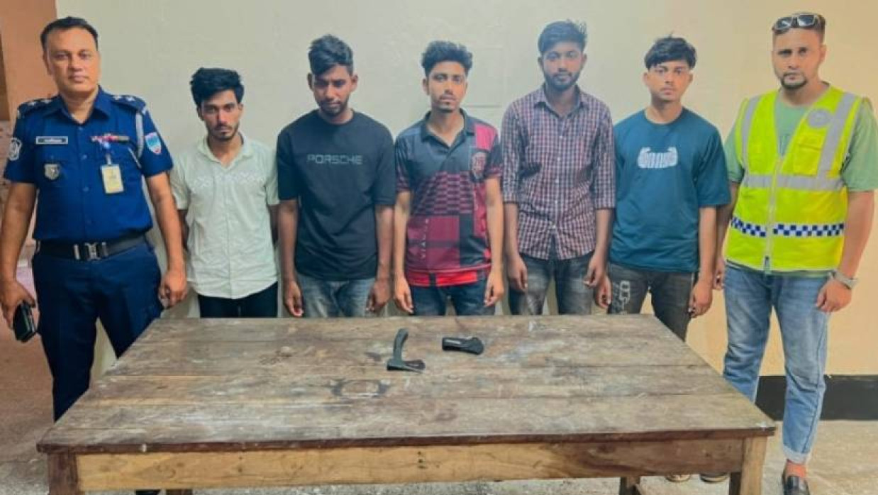 আটক পাঁচজন