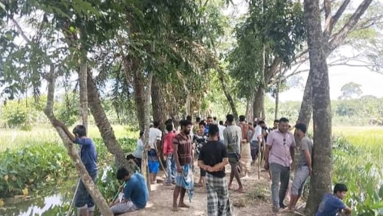 লাঠিসোঁটা হাতে স্থানীয় লোকজন