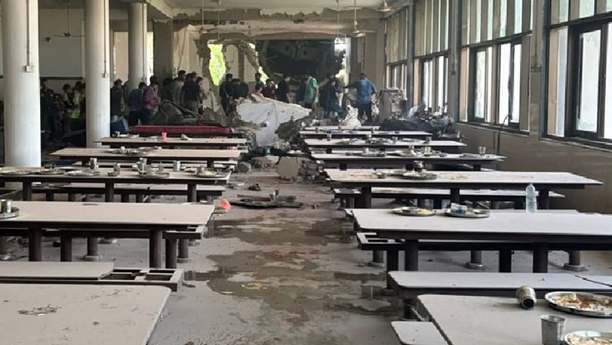 গুজরাটের আহমেদাবাদে বিমান বিধ্বস্ত