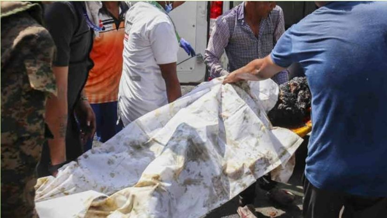 অহমদাবাদে বিমান দুর্ঘটনার পর মৃত্যুমিছিল, শনাক্ত করা যাচ্ছে না লাশ।