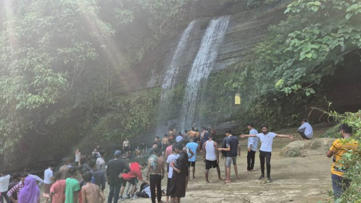 তেরাং তৈ কালাই ঝর্ণার শীতল জলে গা ভিজিয়ে আনন্দে মেতে উঠেছেন পর্যটকরা
