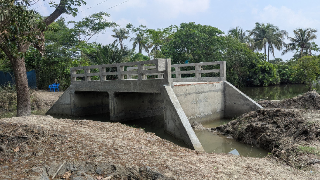 কালভার্টে নেই সংযোগ সড়ক