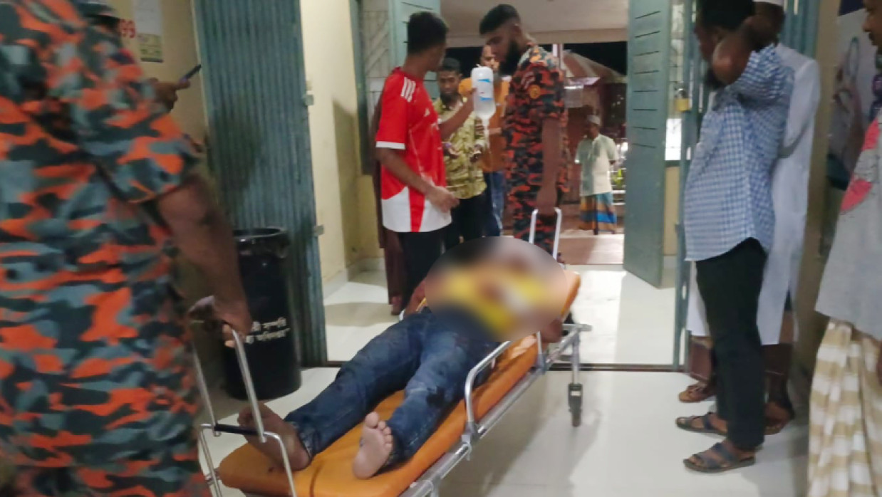 আহত অংশীদারকে হাসপাতালে ভর্তি করা হয়
