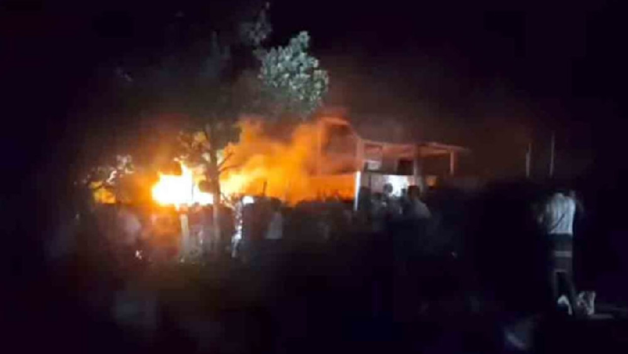 ধান কাটার হারভেস্টার মেশিনে আগুন ধরিয়ে দেওয়া হয়