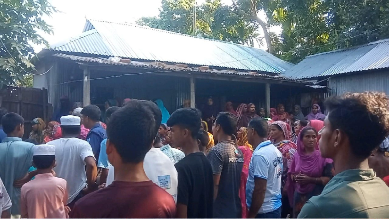 নিহতের বাড়িতে স্বজন ও এলাকাবাসীরা ভিড়