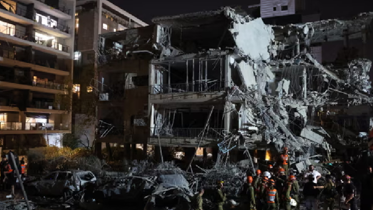 তেল আবিবের একটি ভবনে ইরানের ক্ষেপণাস্ত্রের আঘাতে