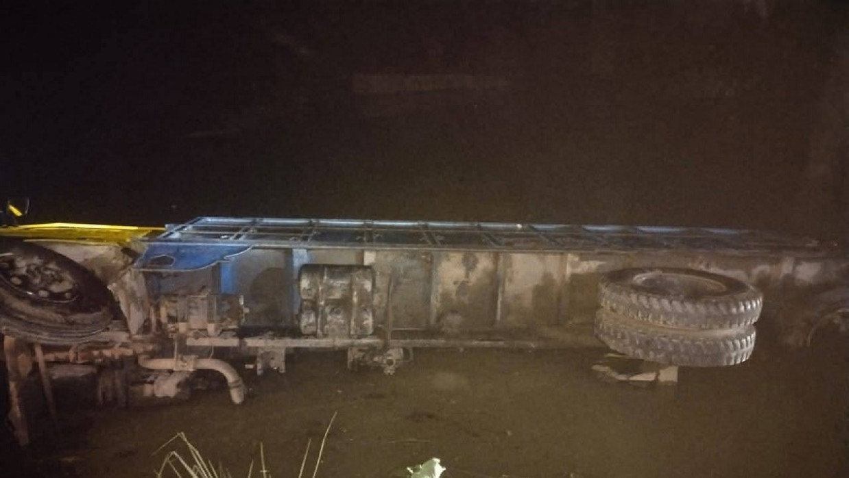 গাইবান্ধার সুন্দরগঞ্জে নিয়ন্ত্রণ হারিয়ে পুকুরে পড়ে যাওয়া ট্রাক