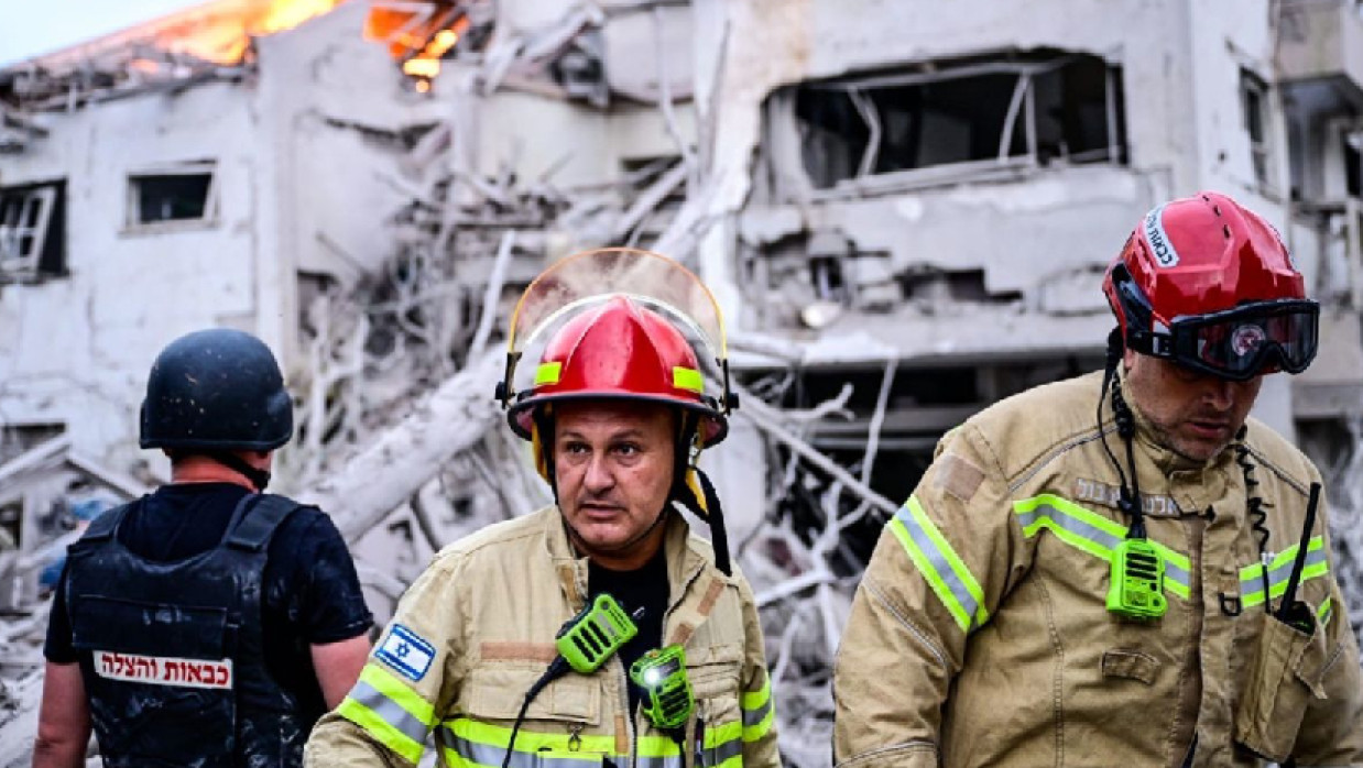 ইরানের ক্ষেপণাস্ত্র হামলার ঘটনাস্থলে কাজ করছেন ইসরায়েলের অগ্নিনির্বাপণ কর্মীরা