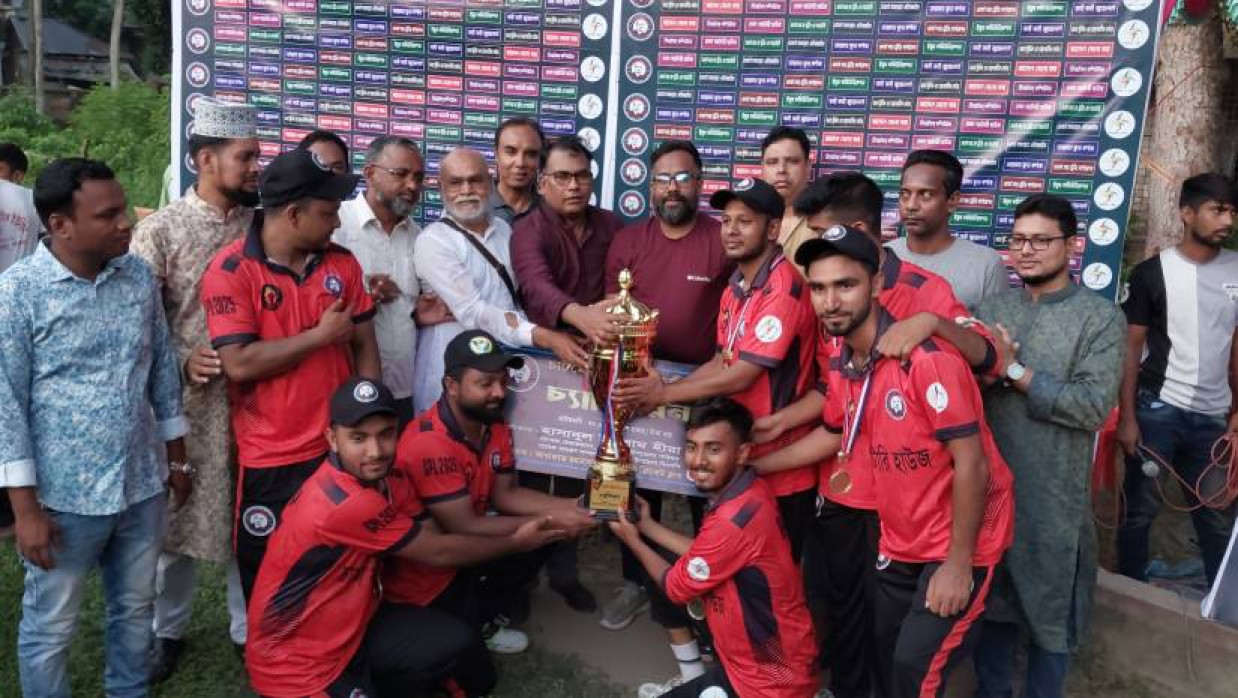 বিজয়ী দলকে পুরস্কার তুলে দেন অতিথিরা