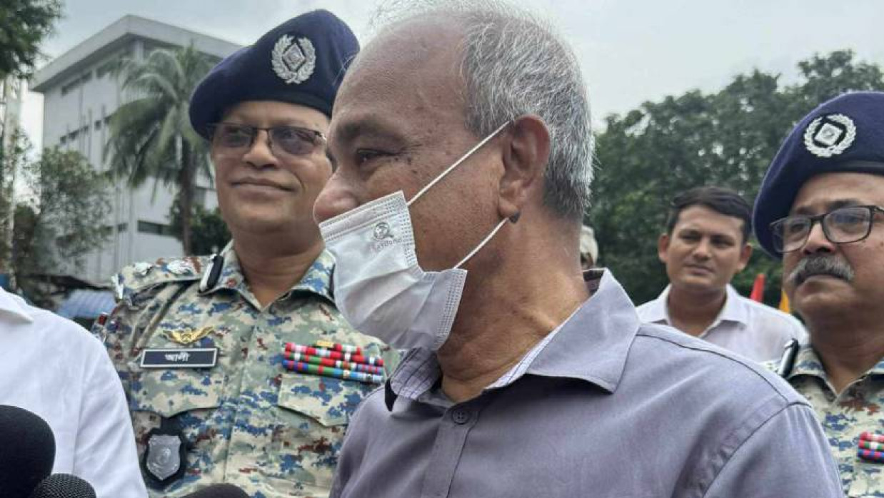 সাংবাদিকদের সঙ্গে কথা বলছেন স্বরাষ্ট্র উপদেষ্টা জাহাঙ্গীর আলম চৌধুরী