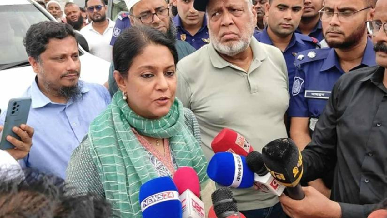 সাংবাদিকদের সঙ্গে কথা বলছেন বন, পরিবেশ ও জলবায়ু পরিবর্তন উপদেষ্টা সৈয়দা রিজওয়ানা হাসান