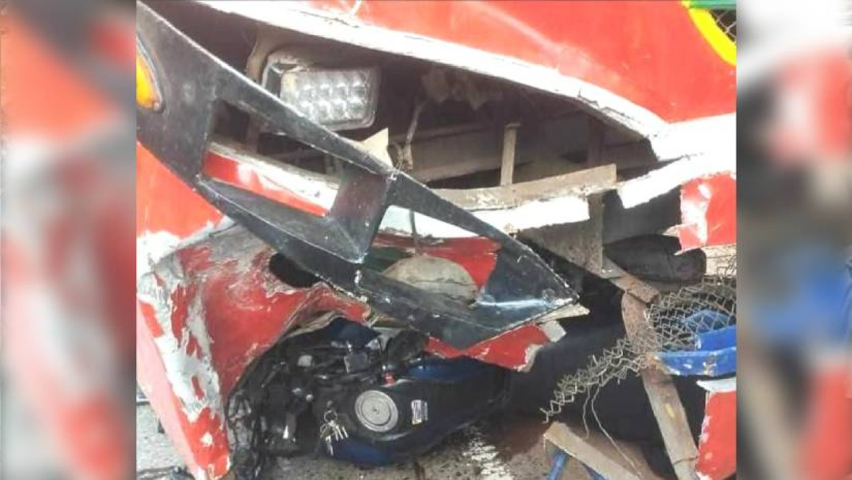 দুর্ঘটনাকবলিত মোটরসাইকেল