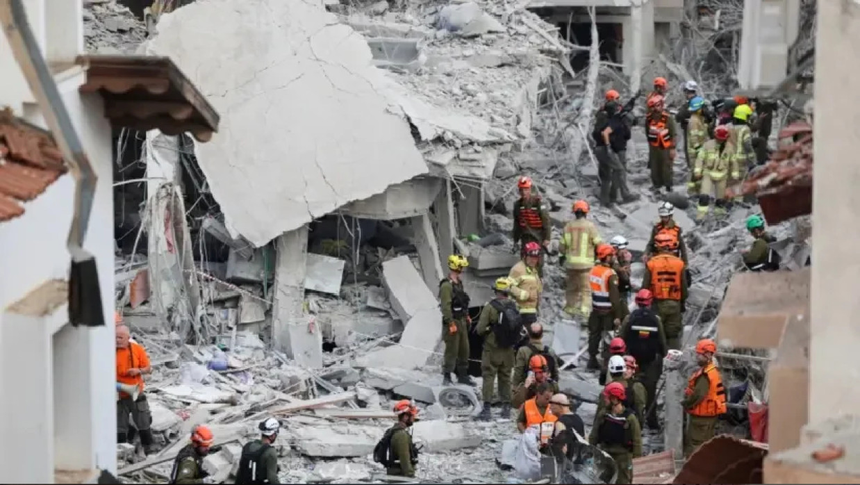 তেল আবিবের কাছে বিধ্বস্ত এক ভবনে অভিযান চালাচ্ছে উদ্ধারকর্মীরা
