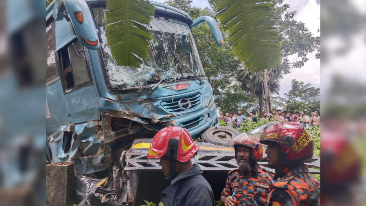 বাস ও ট্রাকের মুখোমুখি সংঘর্ষ 