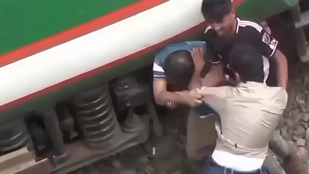 লাঞ্ছনার শিকার হয়েছেন স্টেশন মাস্টার আবুল কাশেম