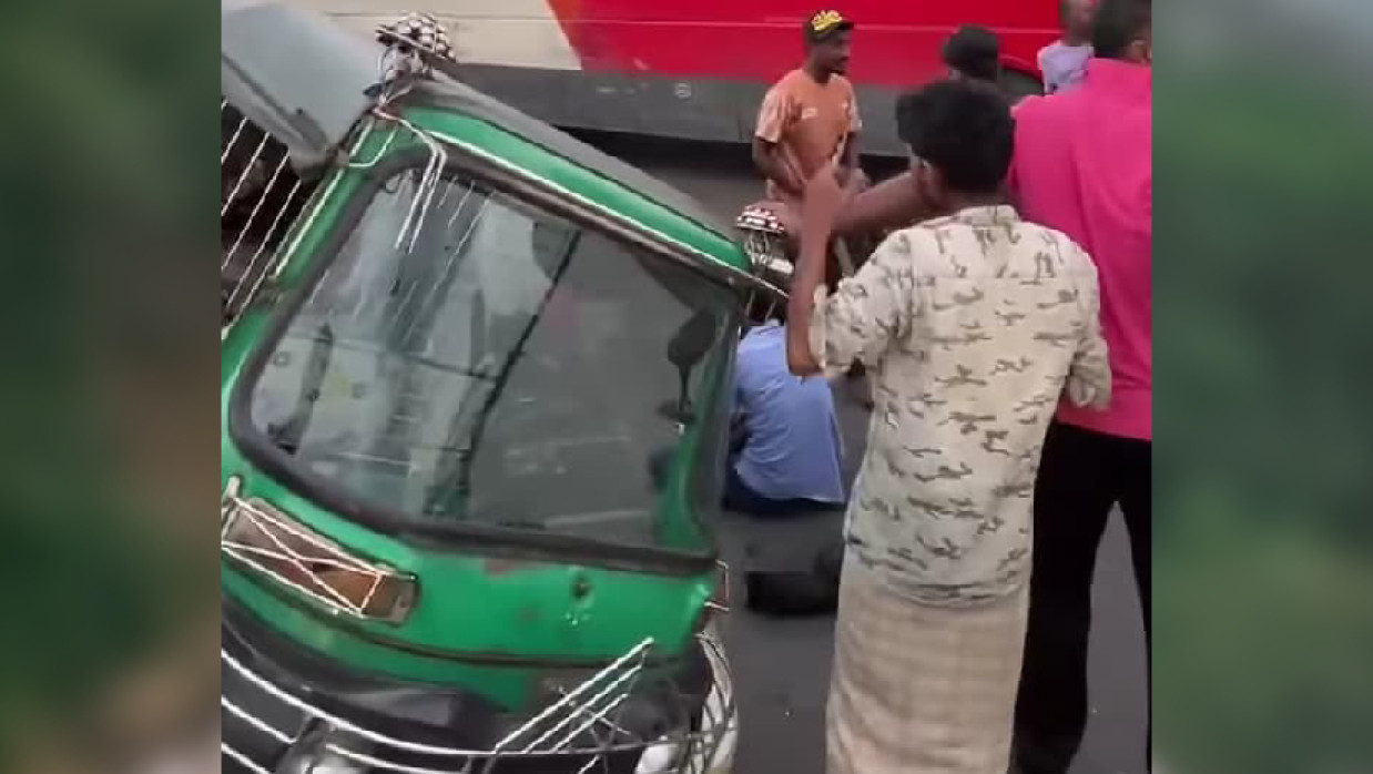 সিএনজি ও মোটরসাইকেলের সংঘর্ষ