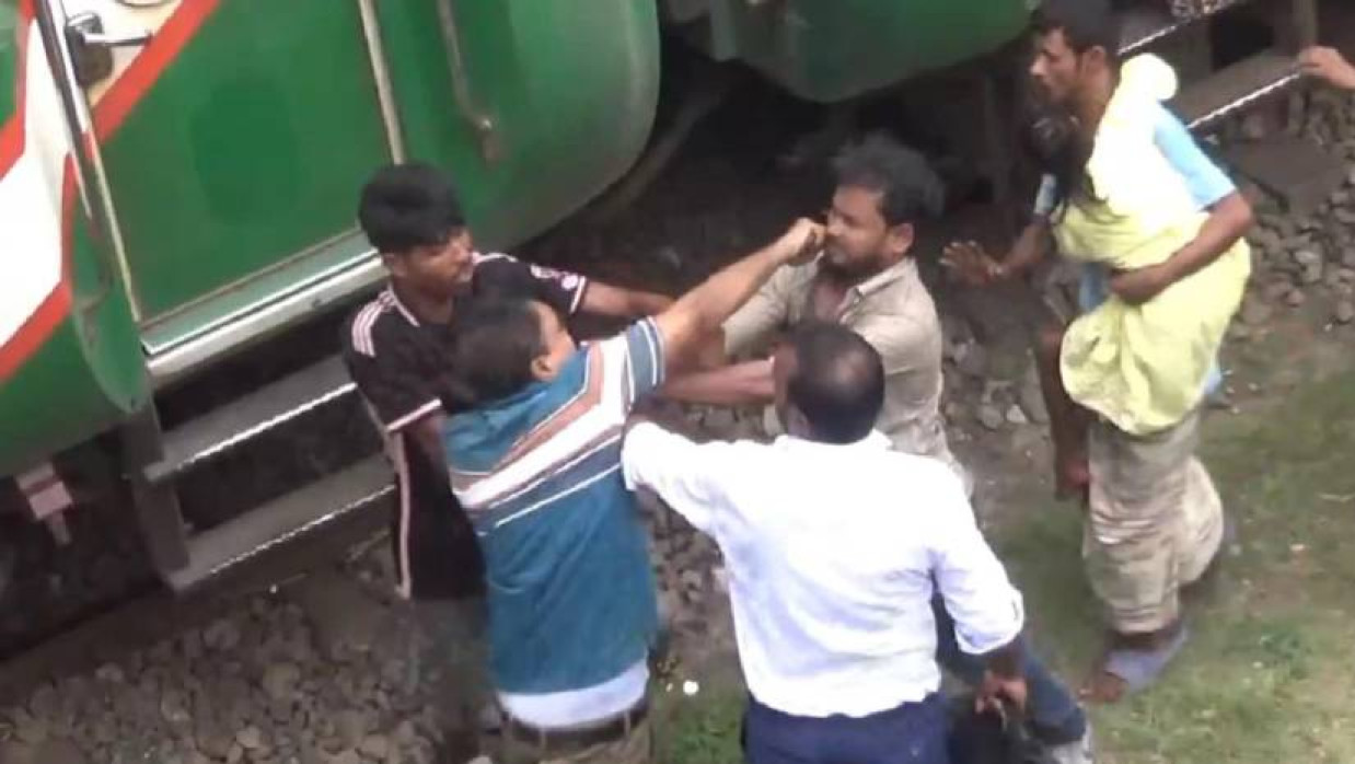 স্টেশন মাস্টার আবুল কাশেমকে মারধর
