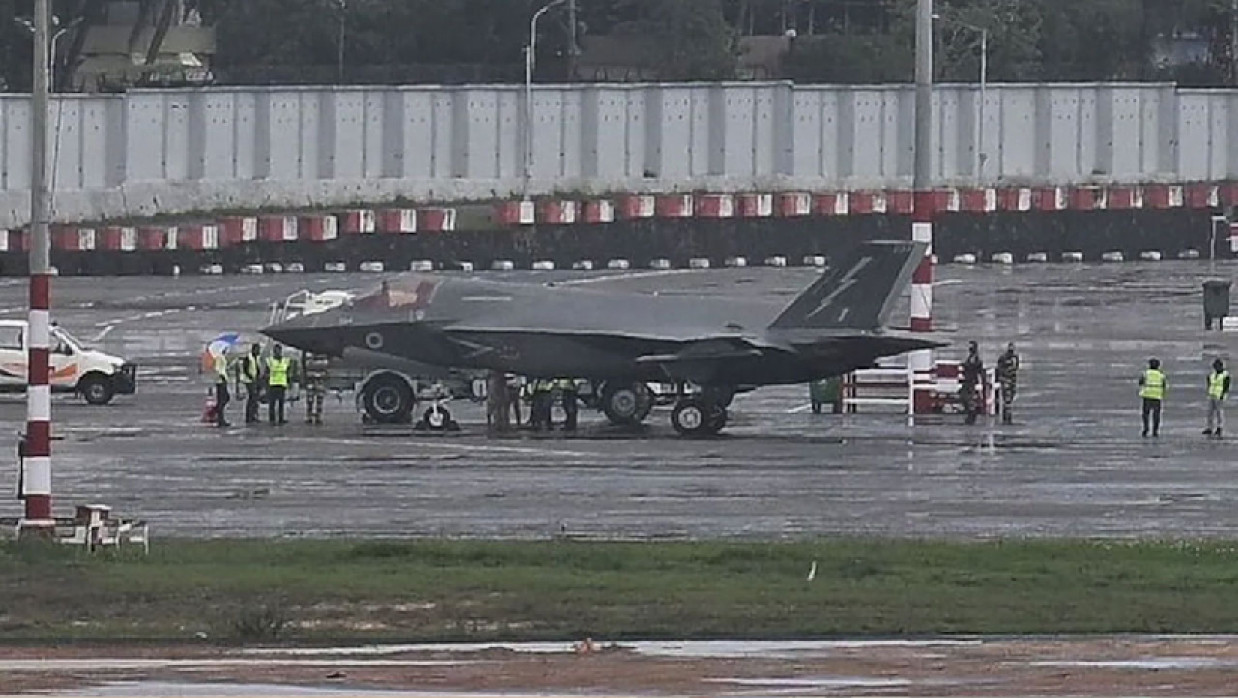 এফ-৩৫ যুদ্ধবিমানের জরুরি অবতরণ